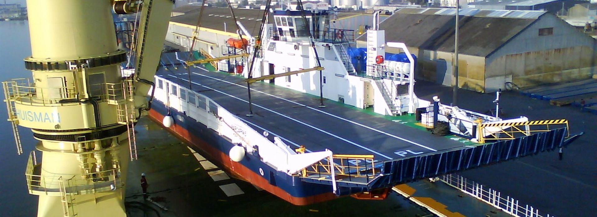 Bac de travail chargé sur un cargo