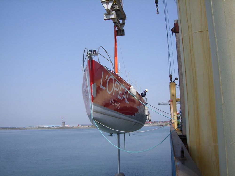 Bateau de course sponsorisé chargé pour transport