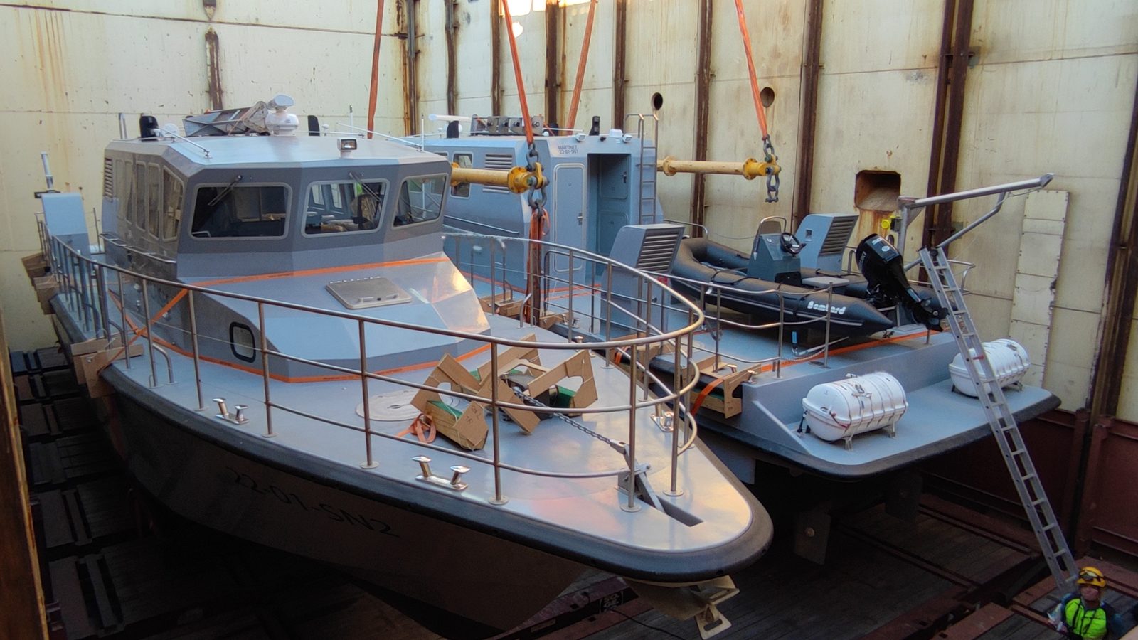 Deux vedettes calées et saisies dans la cale d'un cargo pour le voyage
