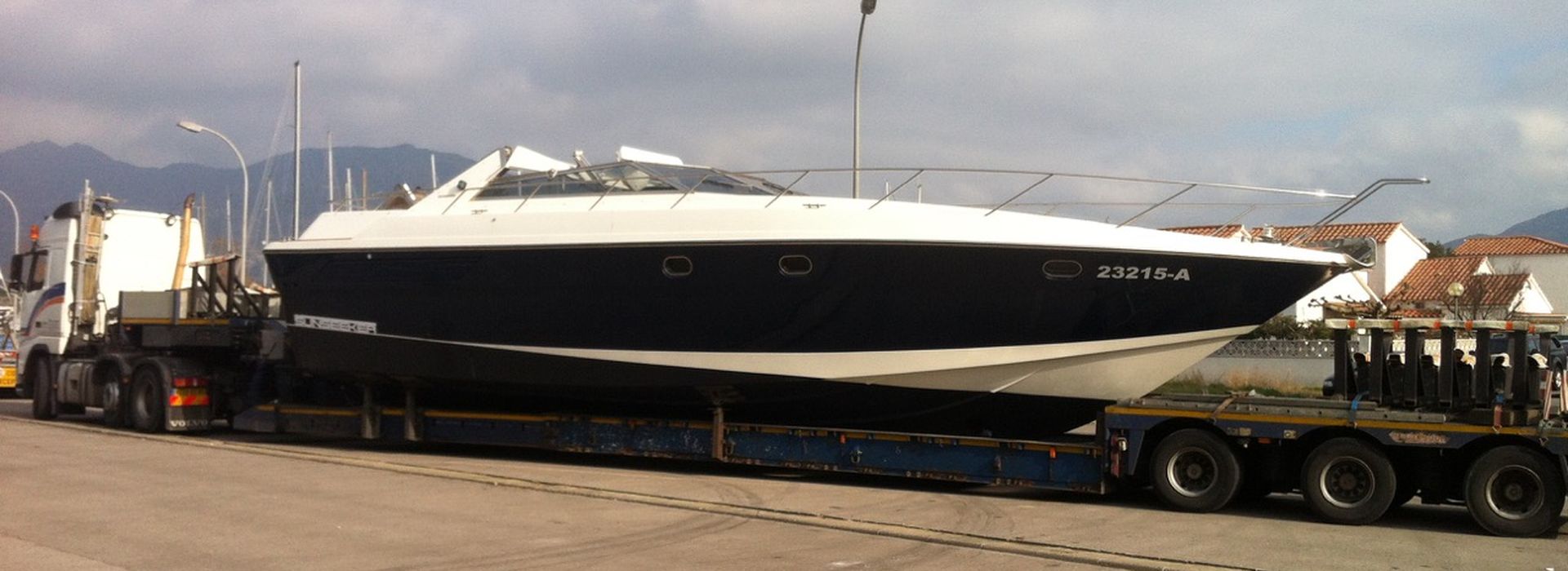 Yacht rapide sur remorque surbaissée