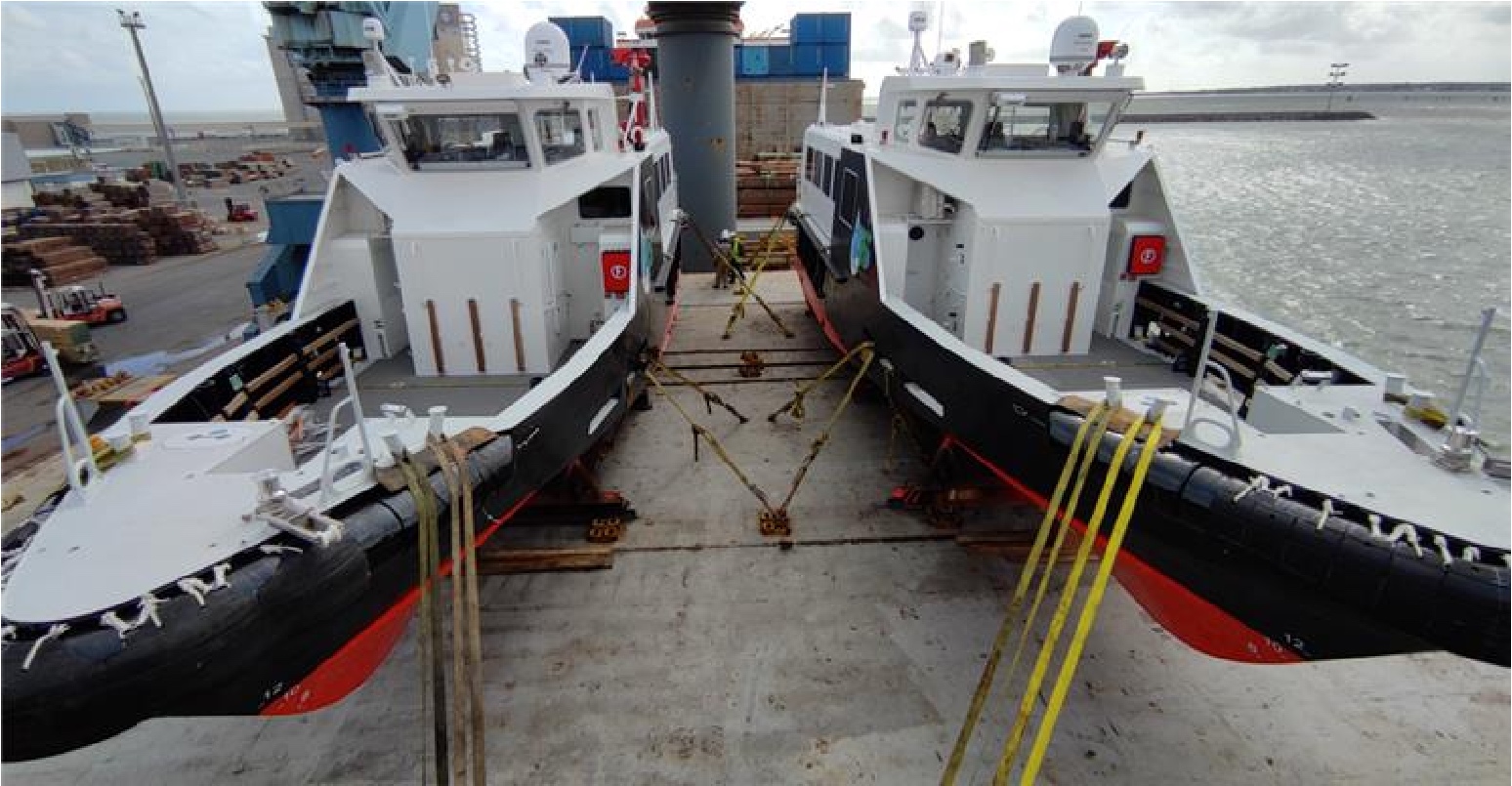 Deux crew boats arrimés côte à côte sur le pont d'un cargo