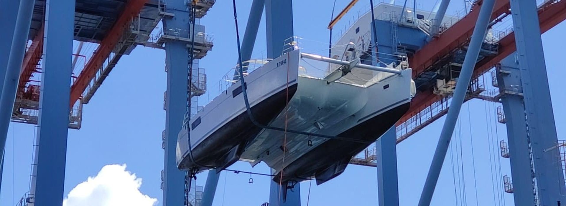 Bateau chargé sur cargo, prêt pour l'expédition