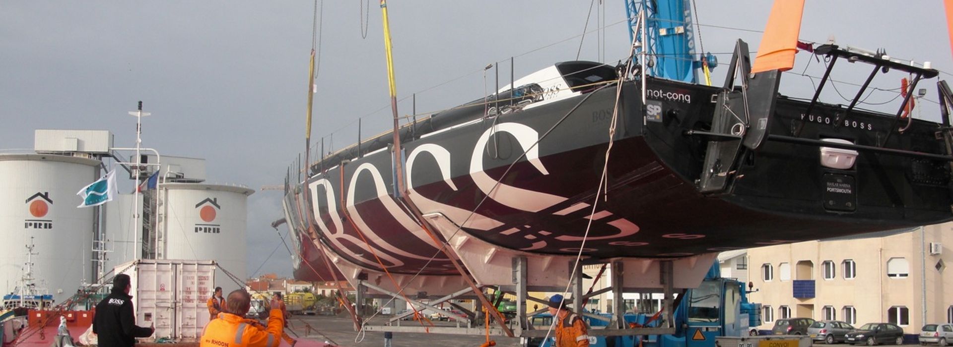 Bateau à quai pour les formalités douanières