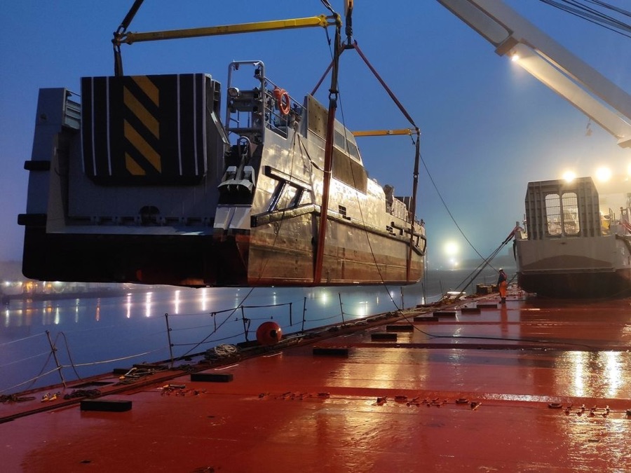 Chaland de 120 tonnes hissé de nuit au-dessus de la cale d'un cargo