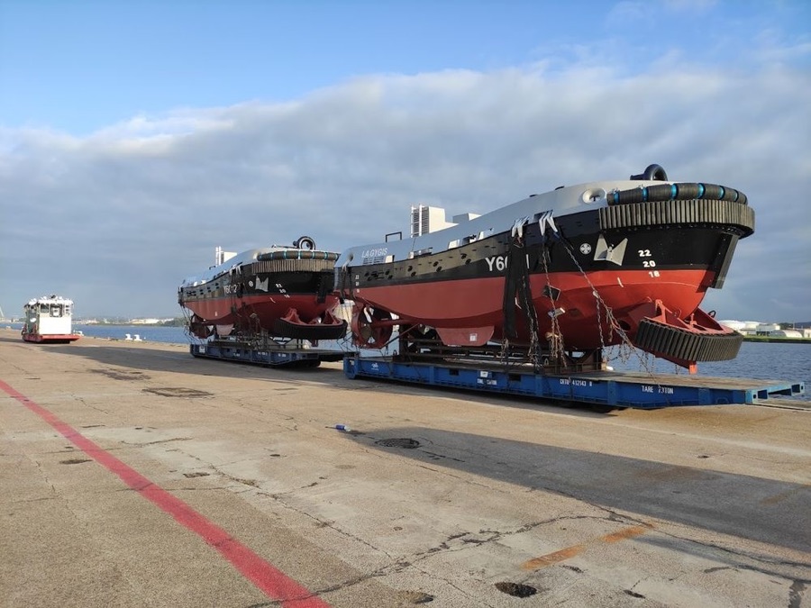 Deux remorqueurs prêts à embarquer sur un cargo roulier au Havre
