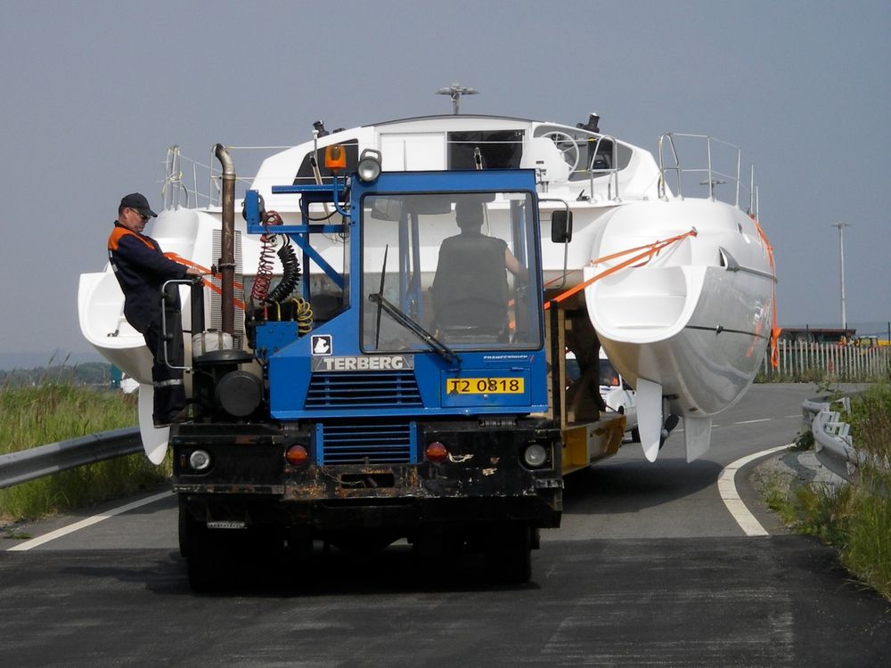 Catamaran convoyé par camion en transport exceptionnel