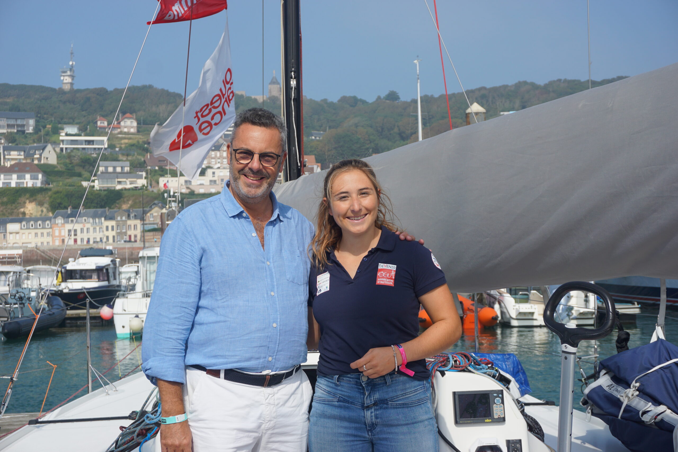 Henry-Philippe Montazel et Violette Dorange sur le pont de son voilier de course