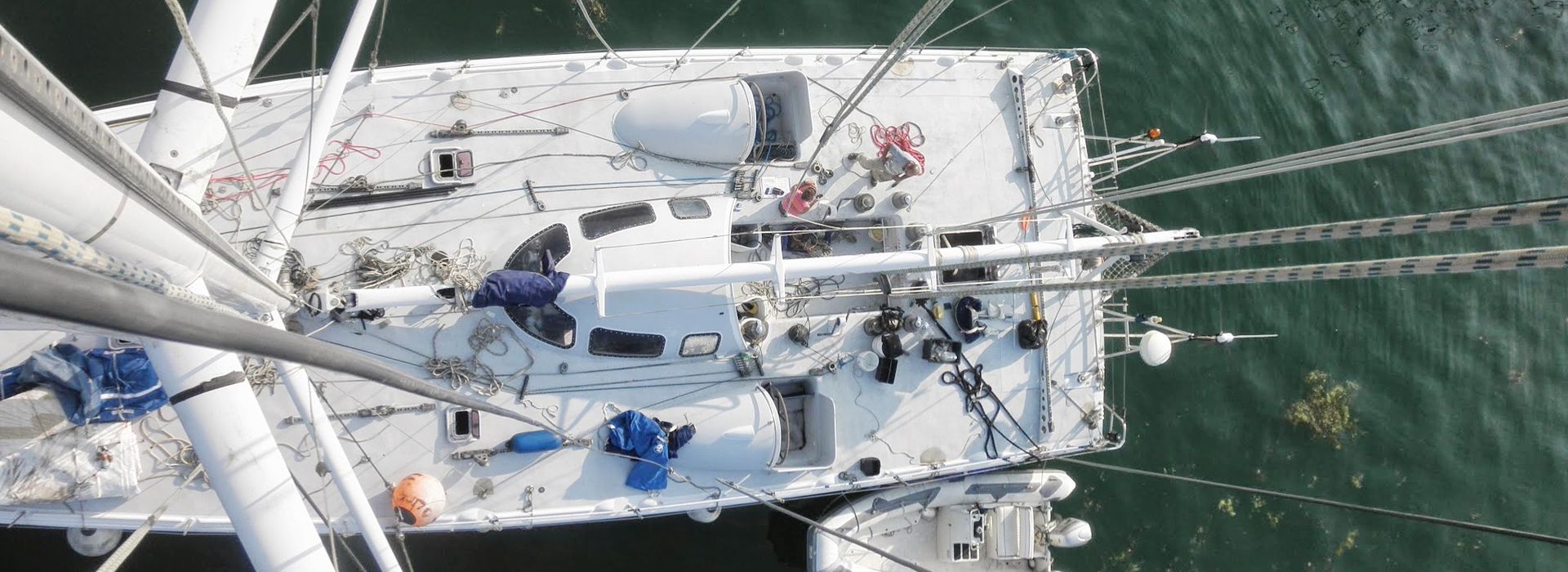 Voilier sous housse hissé à bord d'un cargo