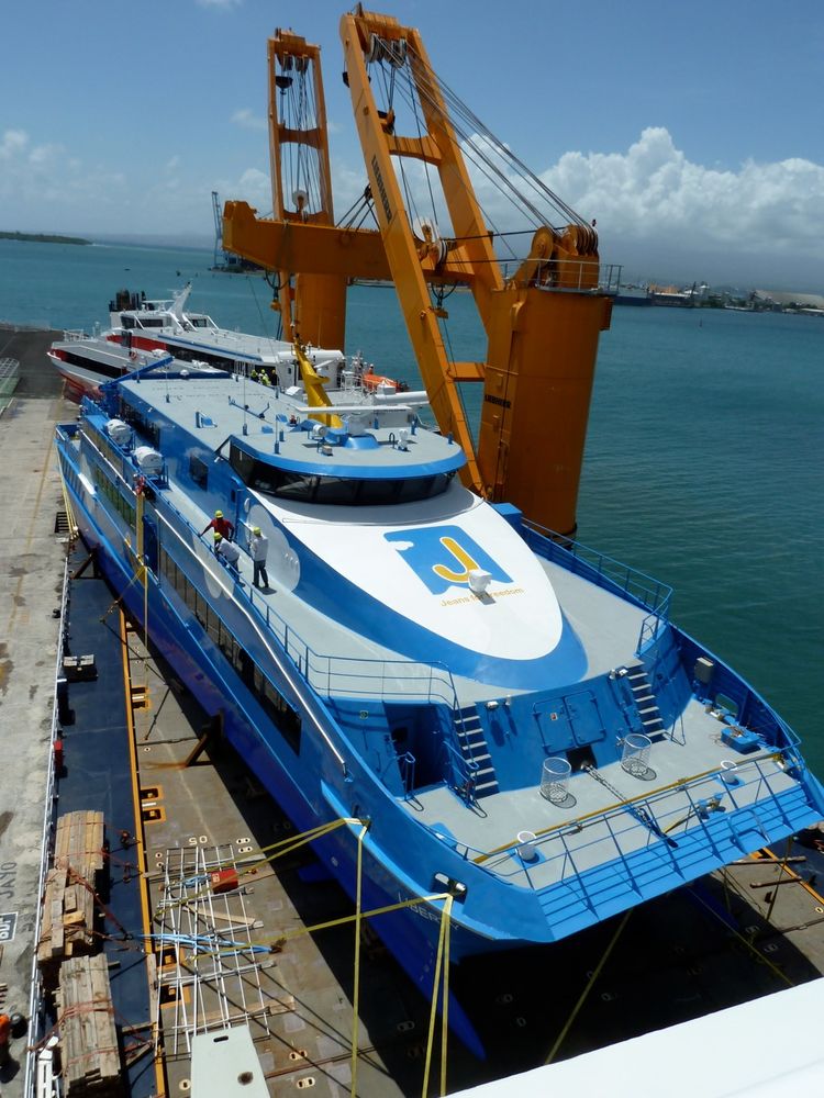Bateau en position sur cargo pendant le voyage maritime